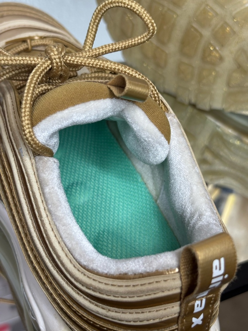 NIKE-Gold AirMax - Picture 8 of 8
